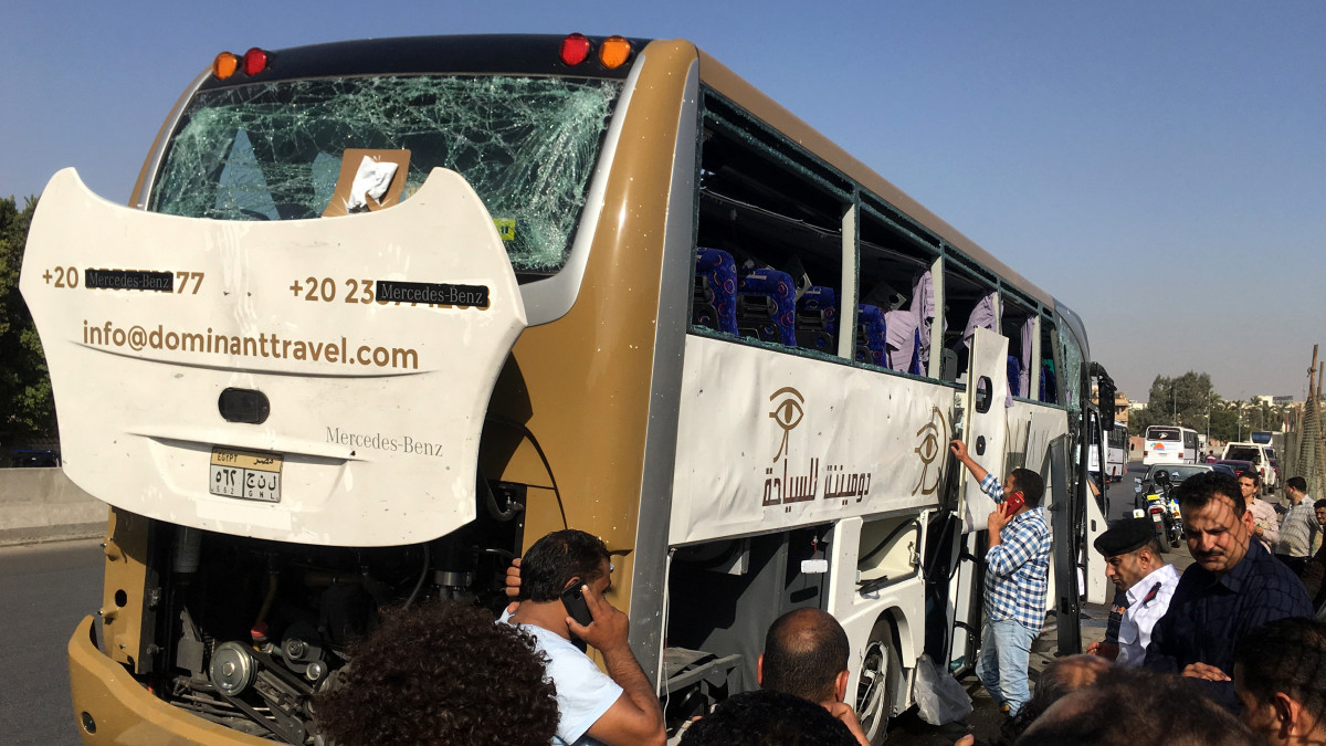 A biztonsági erők tagjai helyszínelnek egy turistabusznál, amely ellen pokolgépes merényletet követtek el a gízai piramisok közelében épülő Nagy Egyiptomi Múzeumnál 2019. május 19-én. A robbantásban legkevesebb tizenheten megsebesültek, egy részük külföldi. Halálos áldozatokról egyelőre nem tudni.