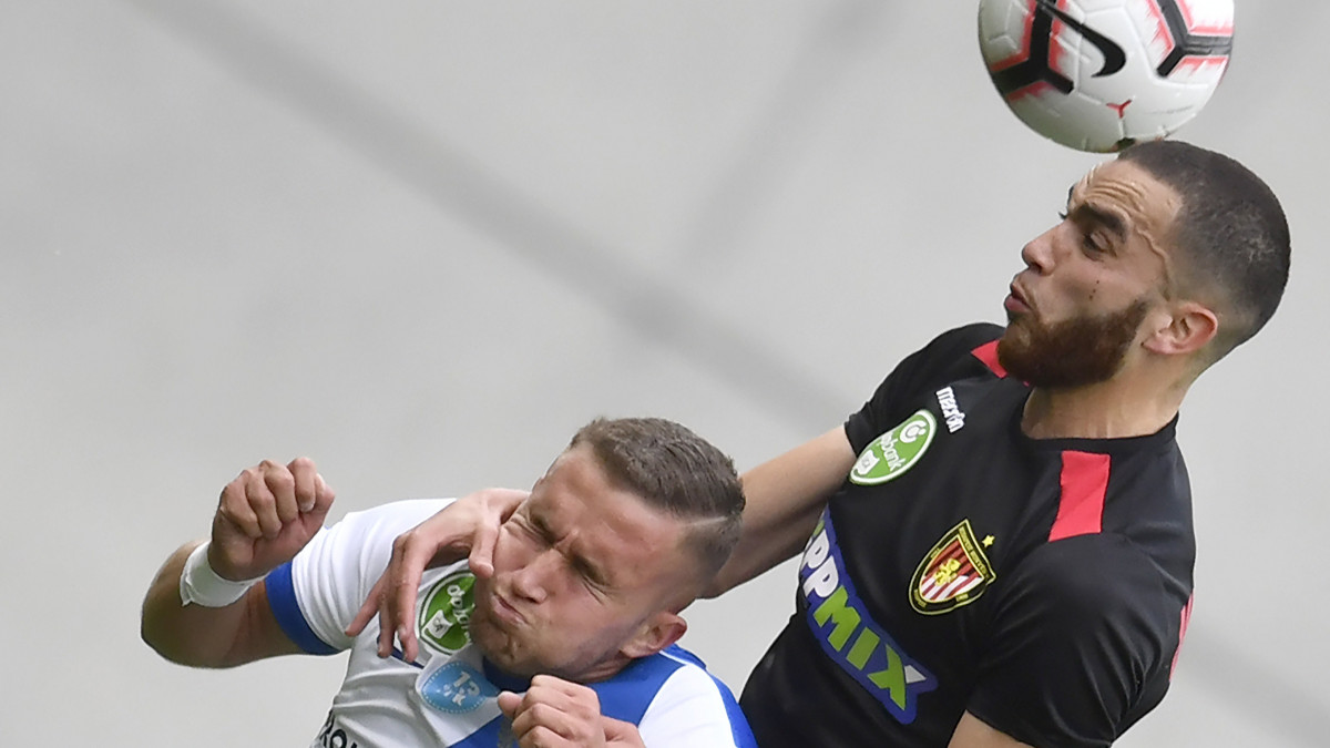 Vass Ádám, az MTK játékosa és a kispesti Mohamed Mezghrani a labdarúgó OTP Bank Liga utolsó, 33. fordulójában játszott MTK Budapest - Budapest Honvéd mérkőzésen az Új Hidegkuti Nándor Stadionban 2019. május 19-én.