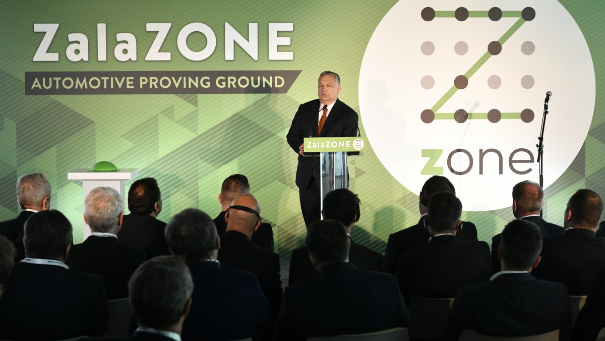 Orbán Viktor miniszterelnök beszédet mond a ZalaZone Zalaegerszegi Járműipari Tesztpálya első ütemének átadásán 2019. május 20-án.