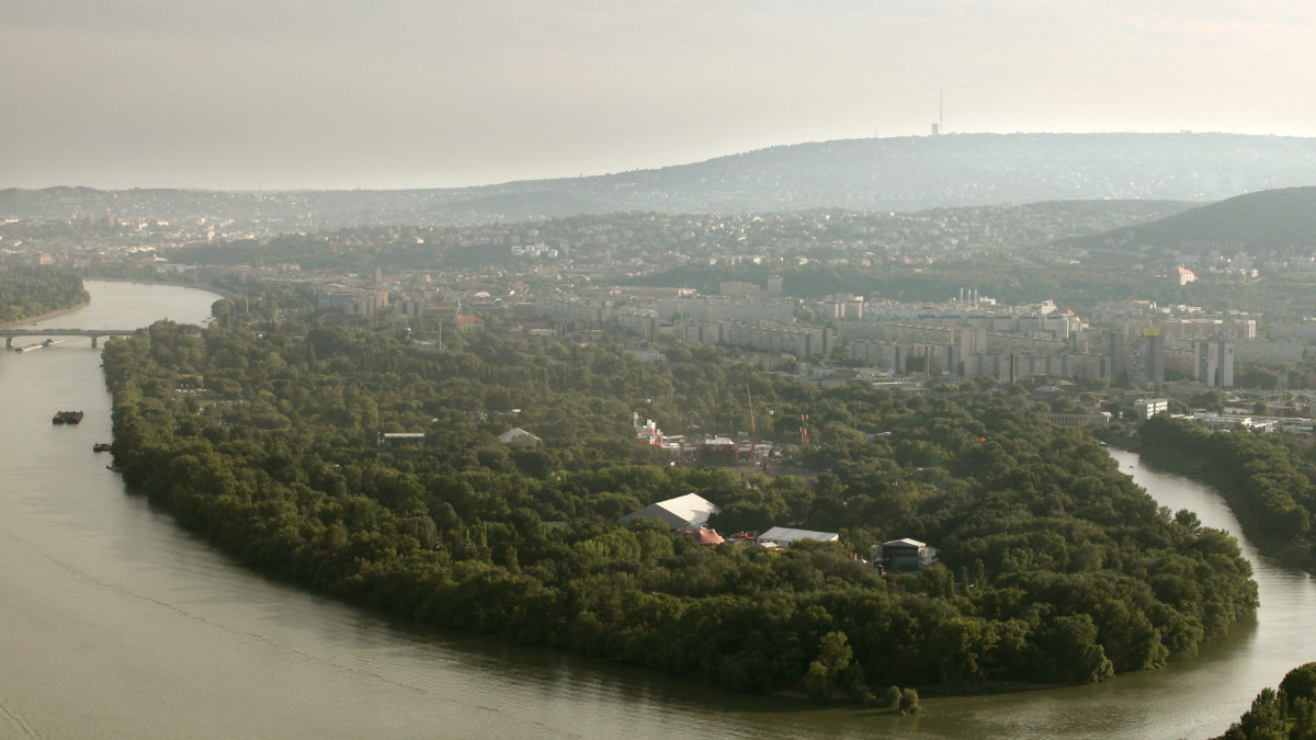 A budapesti Hajógyári-sziget látképe észak felől a Sziget fesztivál harmadik napján.