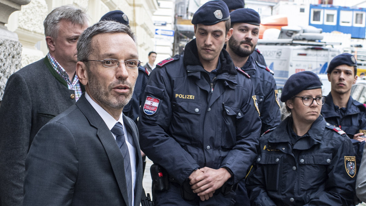 Herbert Kickl, az Osztrák Szabadságpárthoz (FPÖ) tartozó belügyminiszter egy bécsi sajtóértekezletről távozik 2019. május 20-án. Heinz-Christian Strache FPÖ-elnök és alkancellár május 18-án lemondásra kényszerült egy korrupciós botrány miatt.