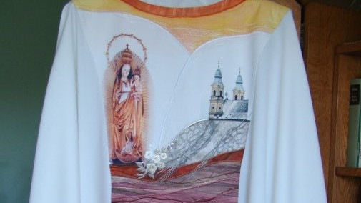 Elkészült Ferenc pápa különleges csíksomlyói miseruhája