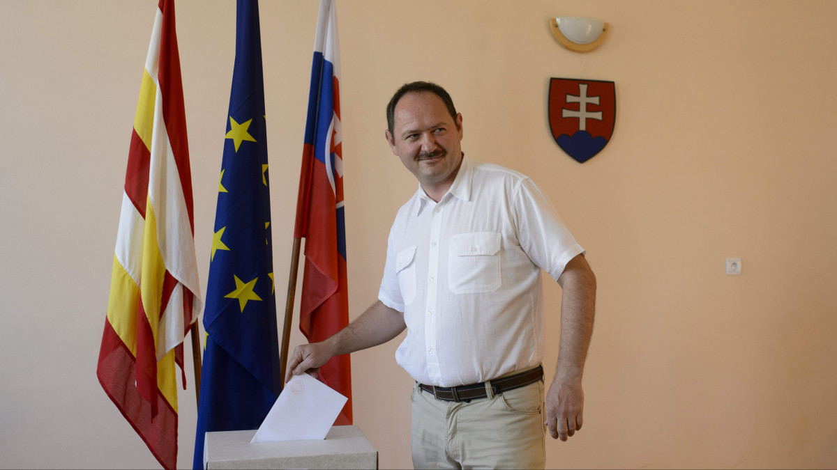 Simon Zsolt, a Most-Híd szlovák-magyar párt alelnöke, a párt európai parlamenti listavezetője szavaz a szlovákiai Pádár (Padarovce) község kultúrházában kialakított szavazókörben 2014. május 24-én. Szlovákiában ezen a napon tartják az európai parlamenti választásokat.