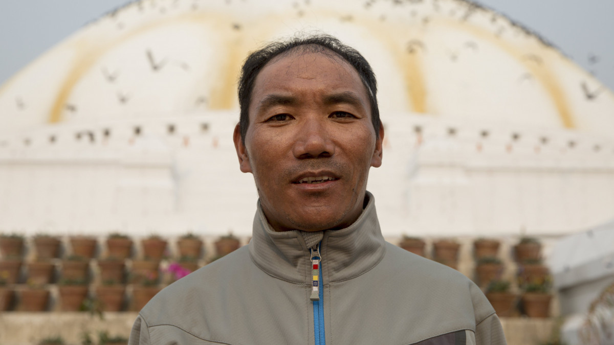 Katmandu, 2018. március 26.Kami Rita 48 éves nepáli serpa hegyi vezető áll a Baudhanáth sztúpa előtt Katmanduban 2018. március 26-án. Kami Rita 21 alkalommal mászta meg sikeresen a Csomolungma, azaz a Mount Everest 8848 méter magas csúcsát. Április elsején 22. alkalommal vág neki a csúcs meghódításának, hogy megdöntse az Appa nevű nepáli serpa hegyi vezető világrekordját. A serpa népcsoport a Himalája északkeleti részén él a magas völgyekben. Sokan közülük a Himalája-expedíciók hegyi vezetőiként tevékenykednek. (MTI/EPA/Narendra Sreszta)