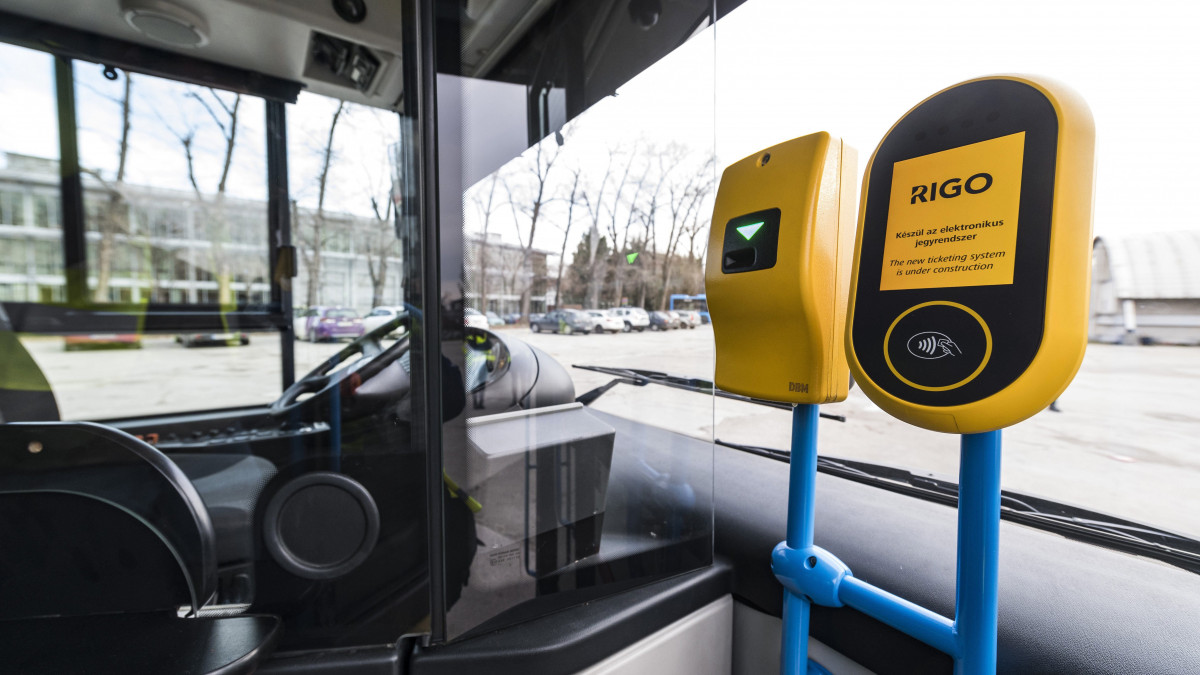 A Budapesti Közlekedési Központ (BKK) elektronikus jegyrendszeréhez (RIGO) kapcsolódó érvényesítő készülékekkel felszerelt tesztautóbusz a VT-Arriva Kft. fővárosi telephelyén tartott bemutatón 2018. január 9-én.