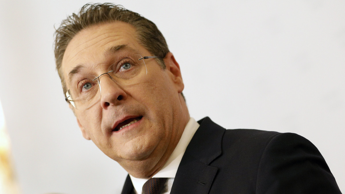 Heinz-Christian Strache osztrák alkancellár, a kormánykoalícióban részt vevő Osztrák Szabadságpárt (FPÖ) elnöke sajtóértekezletet tart a közszolgálati és sportminisztérium bécsi épületében 2019. május 18-án. Strache az előző estén kirobbant korrupciós botrány miatt bejelentette, hogy lemond az alkancellári és a pártelnöki tisztségről. A 49 éves politikus Norbert Hofer közlekedési, innovációs és technológiai minisztert javasolta az alkancellári posztra.