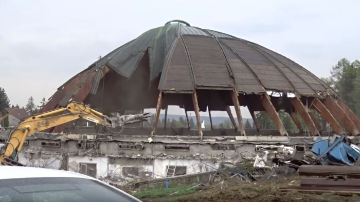 Összeomlott a soproni uszoda teteje - videó