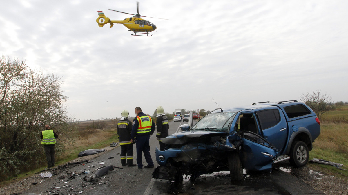 Rendőrök és tűzoltók a 37-es számú főút Szerencs és Bekecs közötti szakaszán történt baleset helyszínén 2013. október 17-én. A balesetben az egyik autó vezetője meghalt, a másik életveszélyes sérüléseket szenvedett, őt mentőhelikopter vitte kórházba.