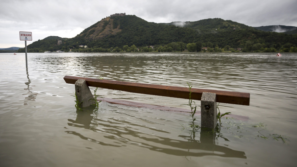 Egy pad a Dunában Nagymarosnál 2016. július 16-án. Az elmúlt napokban lehullott, nagy mennyiségű csapadék miatt elsőfokú árvízvédelmi készültséget rendeltek el a Duna magyarországi felső szakaszán.