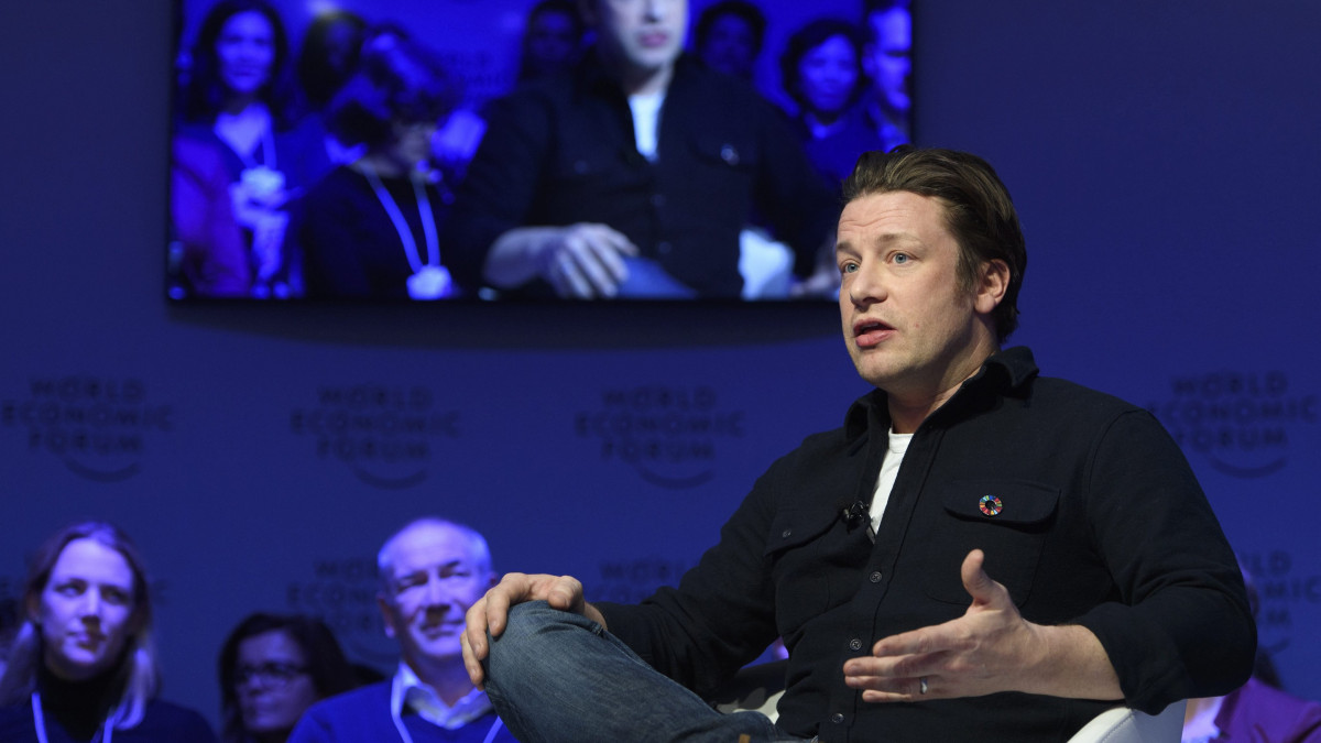 Davos, 2017. január 18.Jamie Oliver brit sztárszakács a 47. Világgazdasági Fórum egyik panelbeszélgetésén a svájci Davosban 2017. január 18-án, a négynapos tanácskozás második napján. (MTI/EPA/Laurent Gillieron)