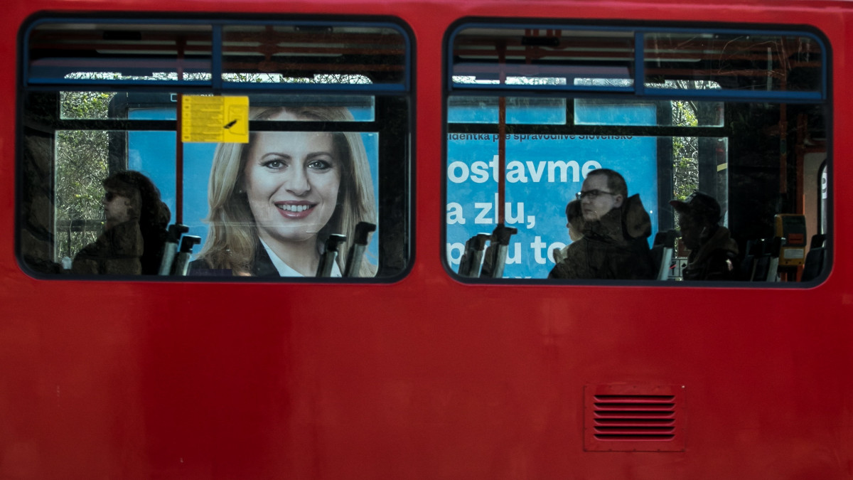Zuzana Caputovának, a szlovák ellenzéki liberális pártok államfőjelöltjének kampányplakátja előtt halad el egy villamos Pozsonyban 2019. március 29-én, a szlovák elnökválasztás második fordulója előtti napon. Caputová vetélytársa Maros Sefcovic uniós biztos, a legerősebb kormánypárt, az Irány- Szociáldemokrácia (SMER-SD) jelöltje.