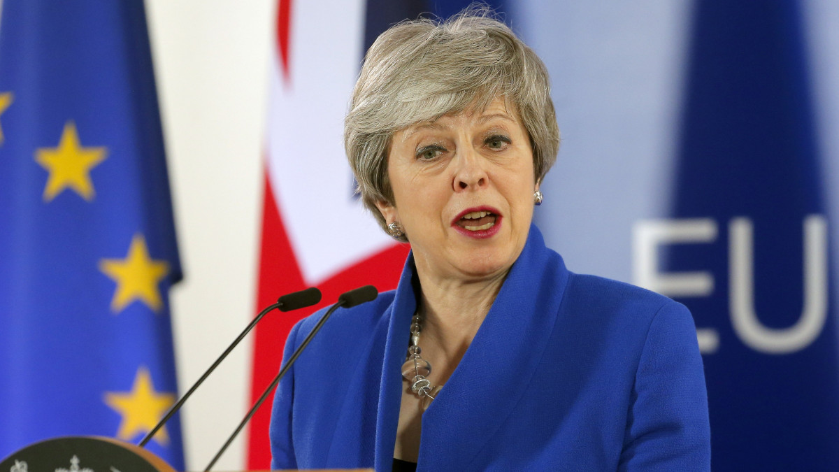 Theresa May brit miniszterelnök nyilatkozik 2019. április 12-én hajnalban, miután véget ért az Európai Uniónak az EU-ból történő brit kiválás ügyéről rendezett rendkívüli csúcsértekezlete Brüsszelben.