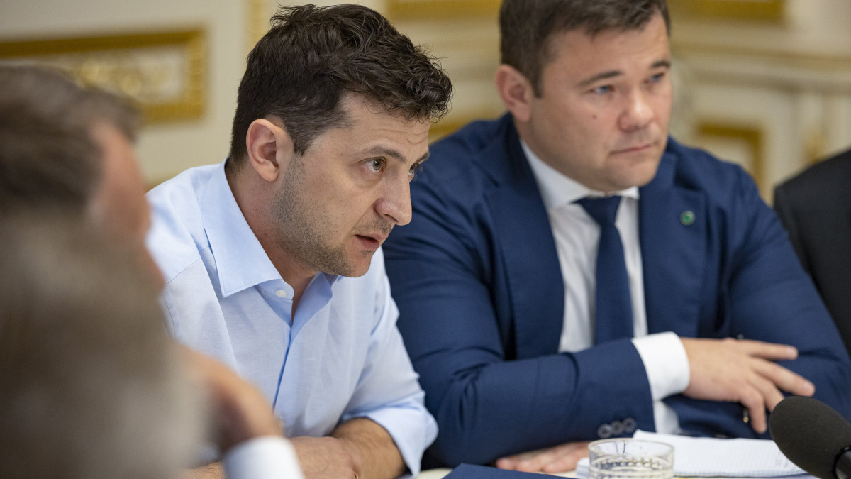 Az ukrán elnöki hivatal sajtószolgálatának felvételén Volodimir Zelenszkij új ukrán elnök (b) megbeszélést tart törvényhozókkal a kijevi államfői rezidencián 2019. méjus 21-én, a beiktatását követő napon. Zelenszkij elrendelte a parlament feloszlatását és előrehozott választásokat tűzött ki július 21-re, továbbá leváltotta Viktor Muzsenkót vezérkari főnököt és Ruszlan Homcsakot nevezte ki a helyére.