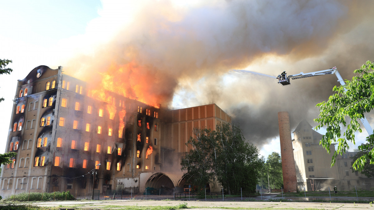 Tűzoltók az egykori békéscsabai István-gőzmalomnál, amely kigyulladt 2019. május 21-én. A malmot 1853-ban építették, a termelést 2005-ben állították le. Az épület 1915-ben egyszer már leégett.