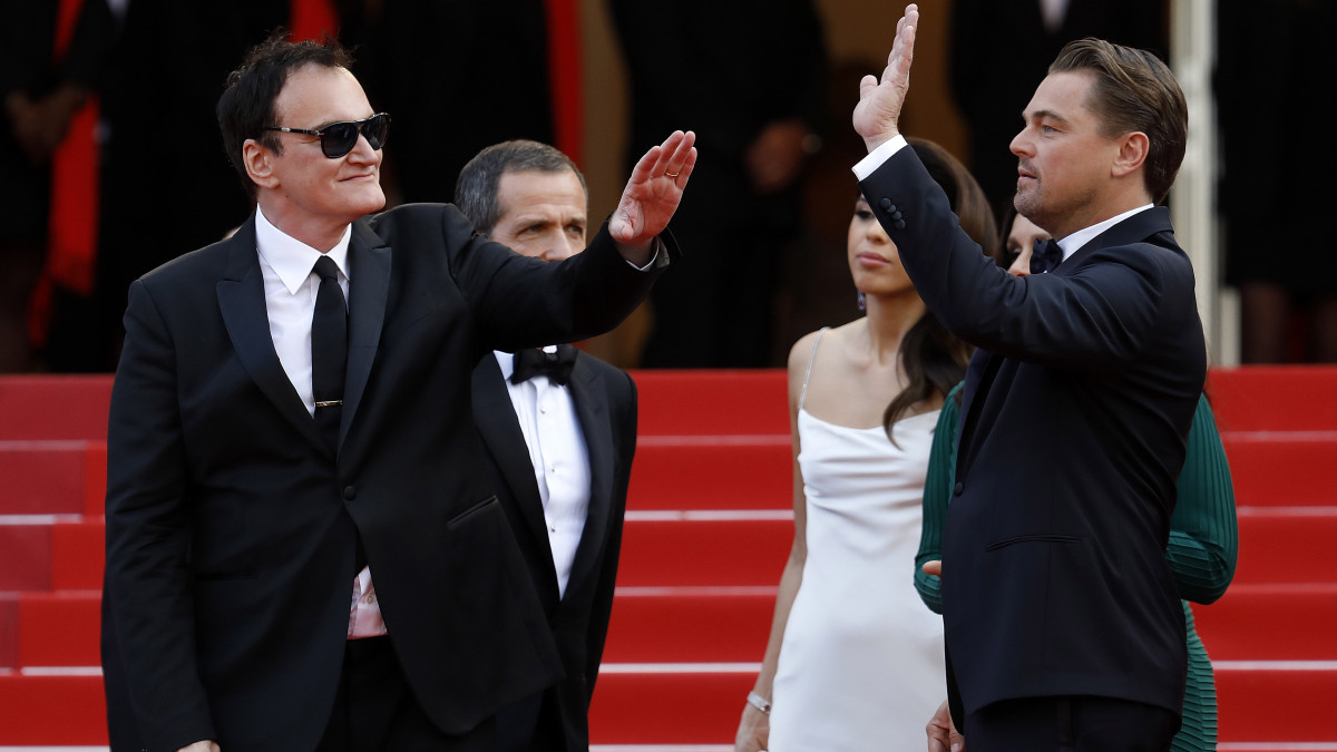 Quentin Tarantino amerikai rendező (b) és Leonardo DiCaprio amerikai színész érkezik a Volt egyszer egy Hollywood című versenyfilm vetítésére a 72. Cannes-i Nemzetközi Filmfesztiválon 2019. május 21-én.