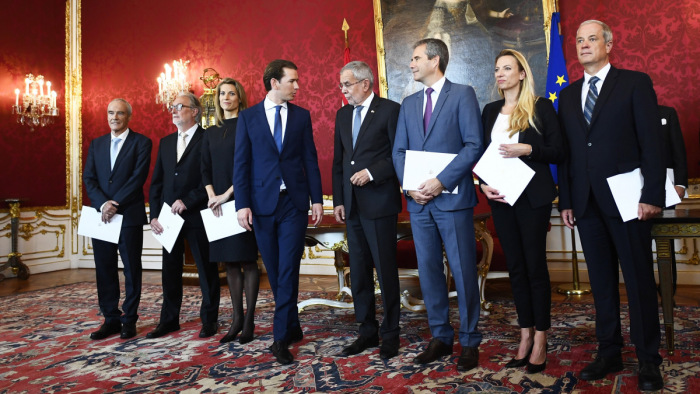 Az államfő beiktatta az új minisztereket Ausztriában