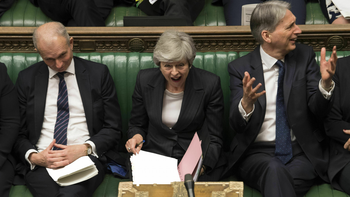 A brit parlament által közreadott felvételen Theresa May brit kormányfő beszél a brit EU-tagság megszűnésének (Brexit) feltételrendszeréről a képviselői kérdések és azonnali miniszterelnöki válaszok szokásos heti alsóházi félóráján a londoni parlamentben 2019. május 22-én.