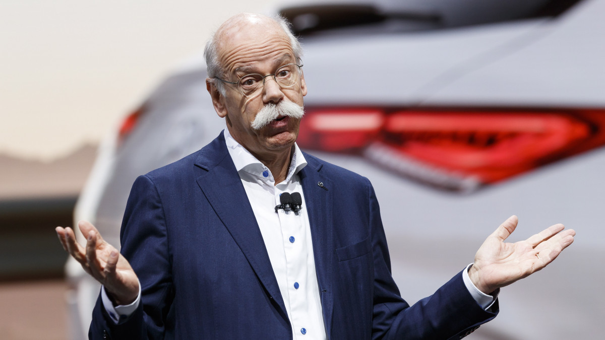 Dieter Zetsche, a Daimler AG igazgatótanácsának elnöke, a Mercedes-Benz Cars vezetője bemutatja a Mercedes-Benz EQV tanulmányautót a Genfi Nemzetközi Autószalon sajtónapján, 2019. március 5-én. A 89. Genfi Nemzetközi Autószalon március 7-én nyitja meg kapuit a nagyközönség előtt.