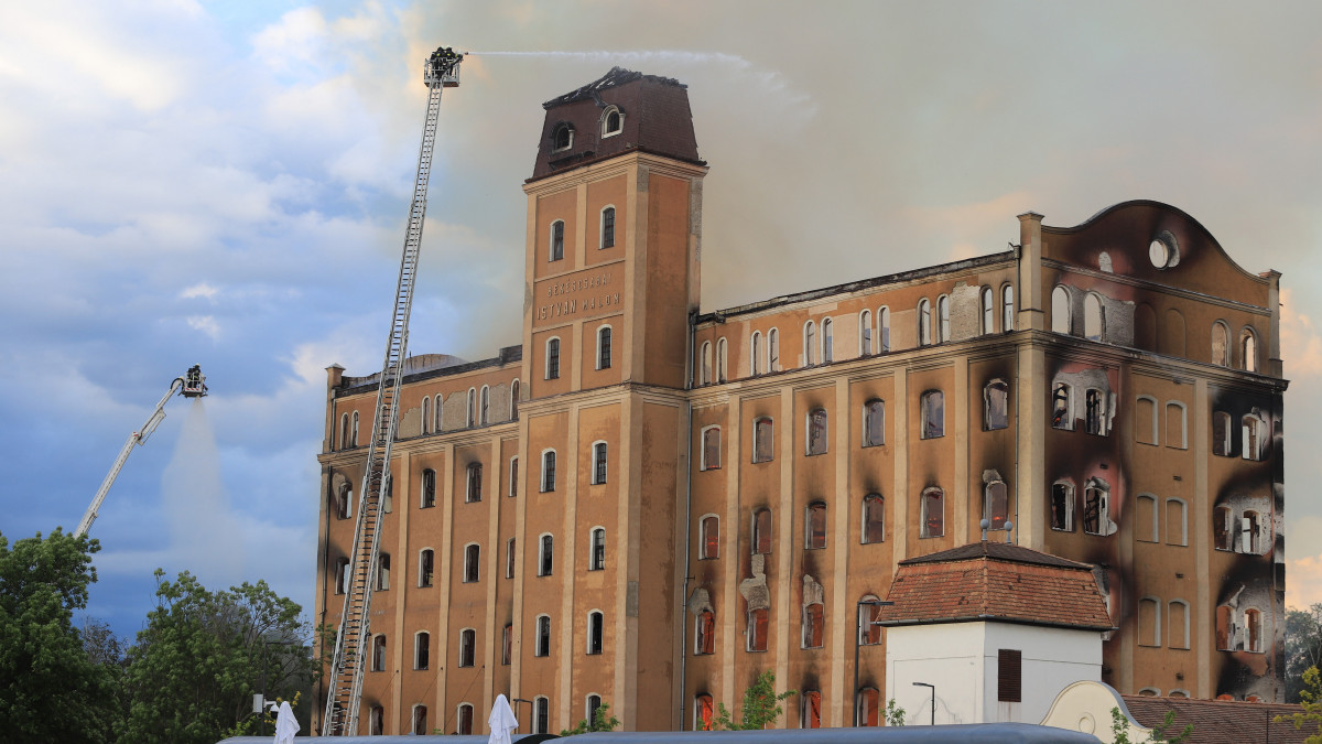 Tűzoltók az egykori békéscsabai István-gőzmalomnál, amely kigyulladt 2019. május 21-én. A malmot 1853-ban építették, a termelést 2005-ben állították le. Az épület 1915-ben egyszer már leégett.