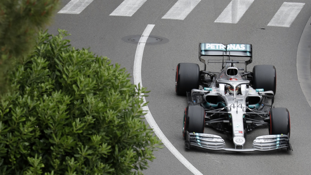 Lewis Hamilton, a Mercedes brit versenyzője a Forma-1-es autós gyorsasági világbajnokság Monacói Nagydíjának első szabadedzésén a monte-carlói utcai pályán 2019. május 23-án. A futamot május 26-án rendezik.