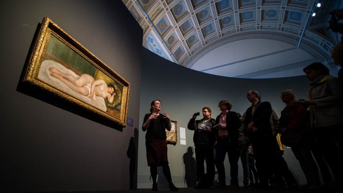 Baán László főigazgató beszél Pierre-Auguste Renoir Fekvő női akt (Gabrielle) című festményét bemutató kamarakiállítás megnyitóján a Szépművészeti Múzeumban 2019 május 23-án. A képet a magyar állam vásárolta meg a múzeumnak.