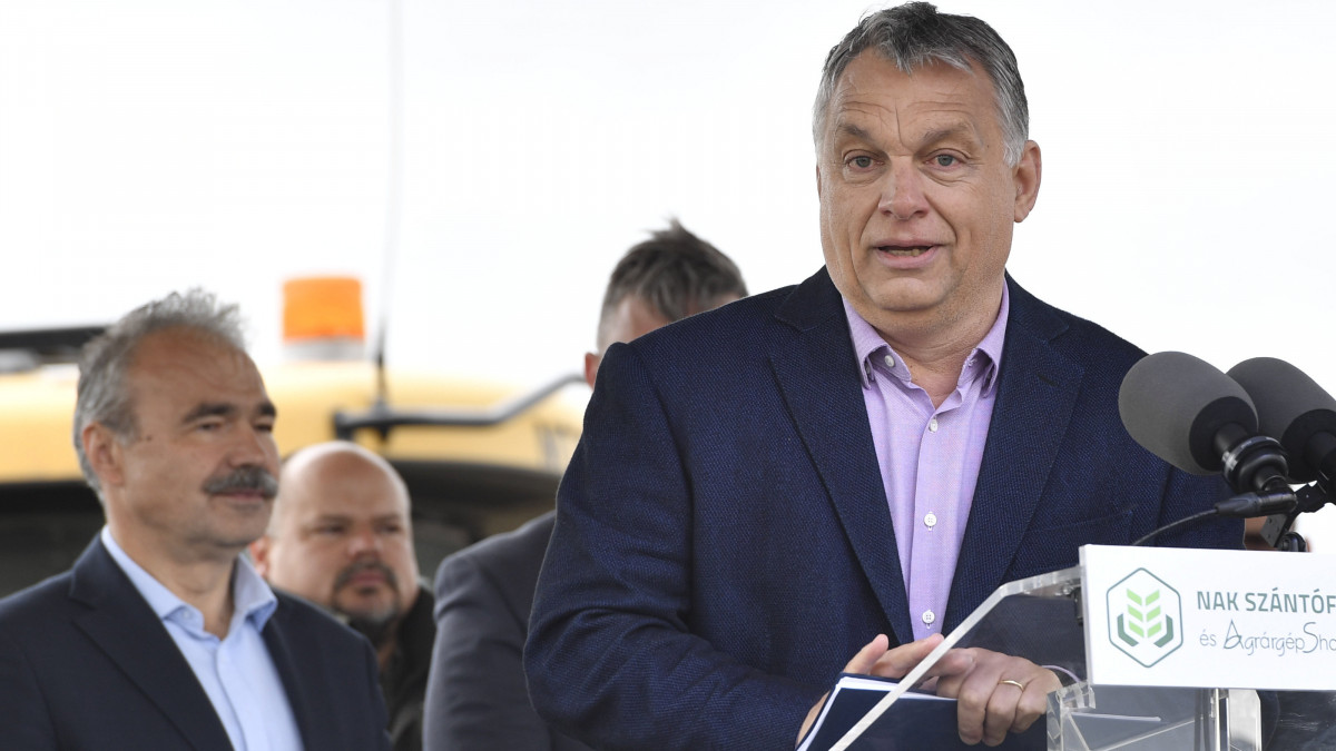 Orbán Viktor miniszterelnök beszédet mond a Nemzeti Agrárgazdasági Kamara (NAK) és a Mezőgazdasági Eszköz- és Gépforgalmazók Országos Szövetségének III. NAK szántóföldi napok és agrárgépshow rendezvényén a Fejér megyei Mezőfalván 2019. május 23-án.
