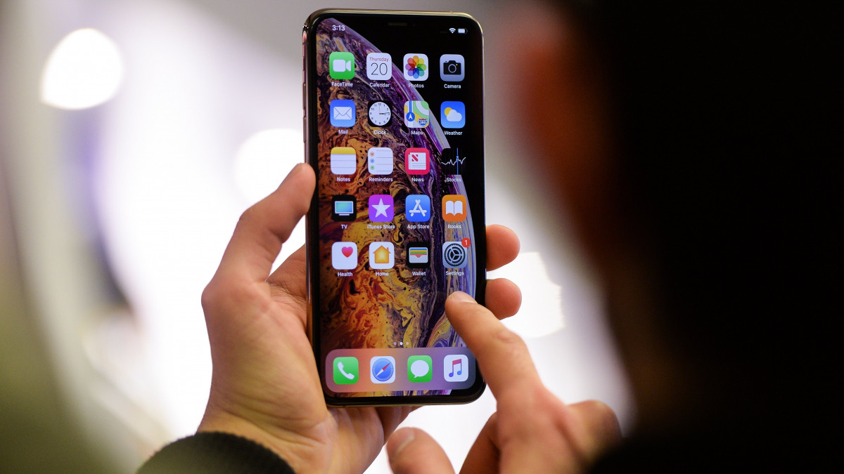 Sydney, 2018. szeptember 21.Kipróbálja az egyik vásárló az Apple amerikai számítástechnikai cég új  iPhone XS okostelefonját egy sydney-i Apple-üzletben 2018. szeptember 21-én, a készülék árusításának megkezdése után.  (MTI/EPA/Paul Braven)