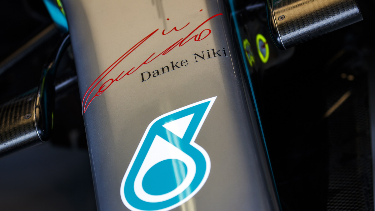 A május 20-án hetven éves korában elhunyt Niki Lauda háromszoros osztrák Forma-1-es világbajnok aláírása és a tiszteletére festett Köszönjük, Niki! felirat Lewis Hamiltonnak, a Mercedes brit versenyzőjének az autóján a Forma-1-es autós gyorsasági világbajnokság Monacói Nagydíjának első szabadedzésén a monte-carlói utcai pályán 2019. május 23-án. A futamot május 26-án rendezik.