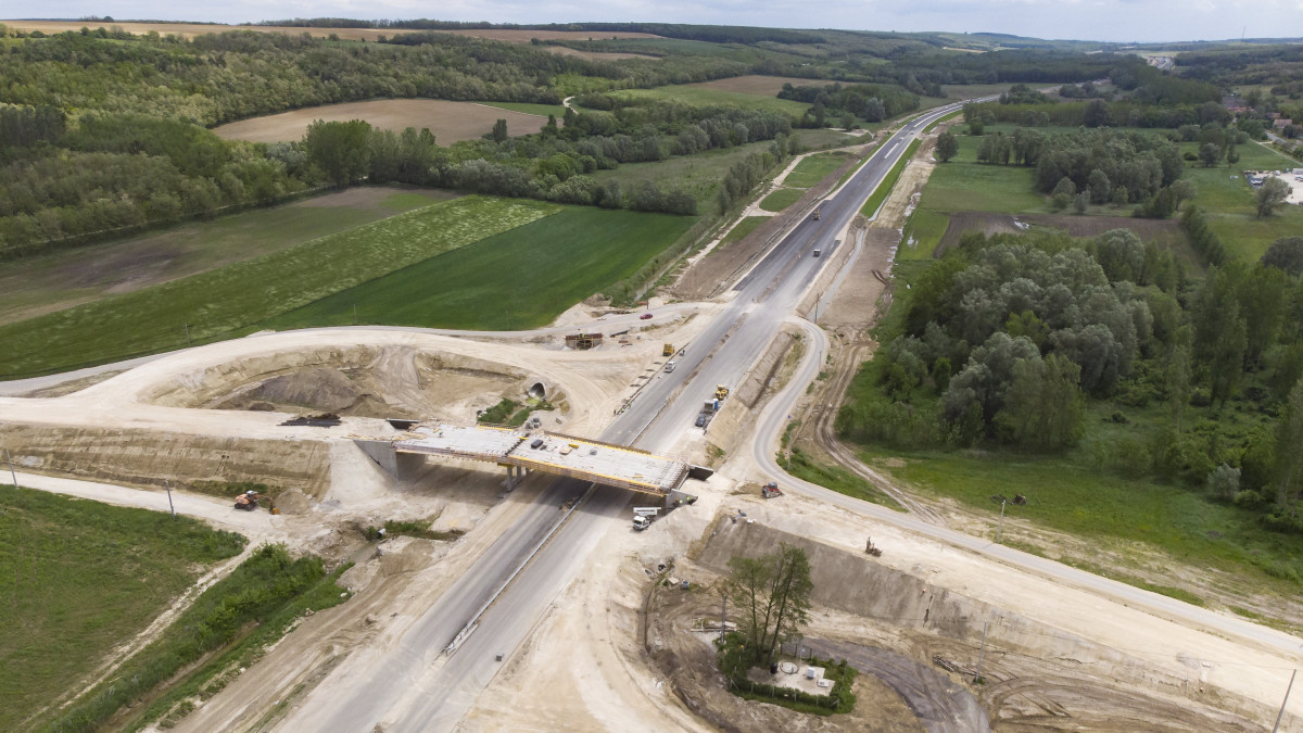 Az épülő R67-es út Somogybabodnál 2019. május 23-án. A Kaposvárt az M7-es autópályával összekötő gyorsút Somogyaszaló, Mernye, Mernyeszentmiklós, Vadépuszta és Somogybabod településeket kerüli el. A falvak közötti szakaszokon részben a meglévő 67-es főutat építik át gyorsúttá, a tervek szerint 2019 szeptemberére készül el a teljes út.