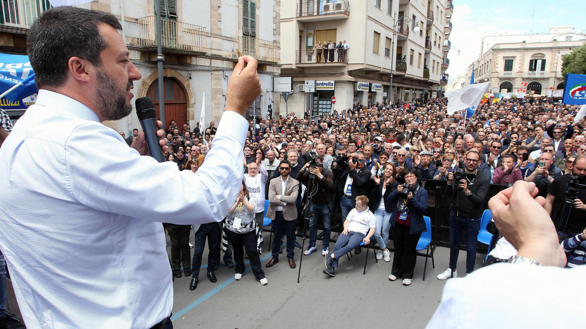 Matteo Salvini olasz miniszterelnök-helyettes és belügyminiszter, a Liga pártszövetség vezetője beszél a dél-olaszországi Bariban tartott kampányrendezvényen 2019. május 22-én.