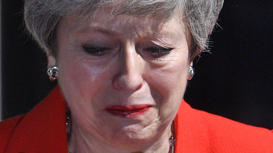 Theresa May brit miniszterelnök sajtóértekezletet tart a londoni kormányfői rezidencia, a Downing Street 10. előtt 2019. május 24-én. May bejelentette, hogy június 7-én távozik a kormányzó Konzervatív Párt és a kormány éléről.
