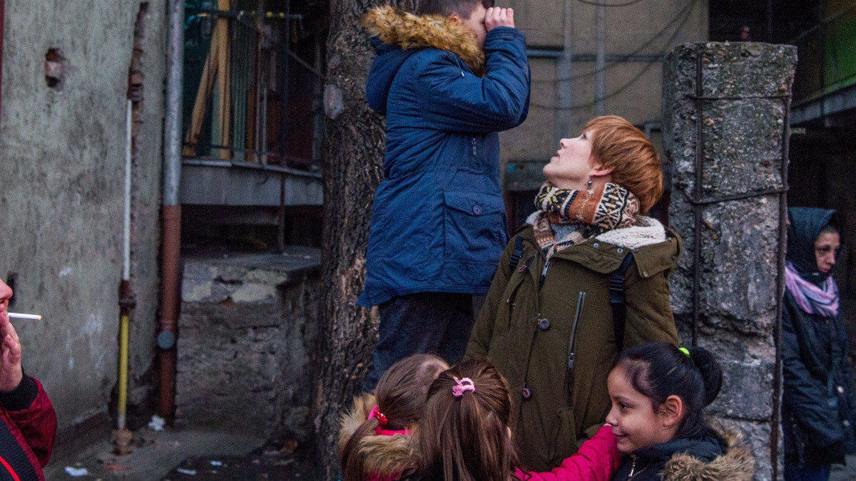 Gyerekek és szüleik indulnak a Levelek Télapónak elnevezésű önkéntes kezdeményezés szervezésében megtartott karácsonyi ünnepségre Budapesten, a VIII. kerületi Hős utcában 2017. december 22-én. A Levelek Télapónak kezdeményezés évek óta adománygyűjtést rendez karácsony előtt, hogy szociálisan rászoruló gyerekeknek vásároljanak ajándékokat. Idén a budapesti Hős utcában élő gyerekek írhattak a Télapónak, és egyenként ötezer forint értékben kérhettek karácsonyi ajándékot. A Hős utca lakói betlehemes játékkal készültek az adományozóknak, amelyet karácsonyi ünnepségen adtak elő.