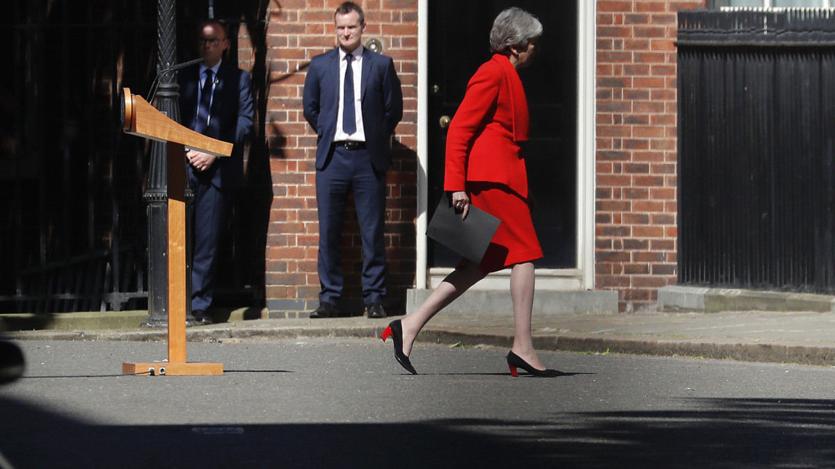 Theresa May brit miniszterelnök visszatér a londoni kormányfői rezidenciára, a Downing Street 10-be sajtóértekezlete után 2019. május 24-én. May bejelentette, hogy június 7-én távozik a kormányzó Konzervatív Párt és a kormány éléről.