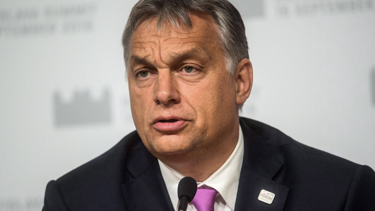 Pozsony, 2016. szeptember 16.Orbán Viktor miniszterelnök sajtótájékoztatót tart az Európai Unió tagországai vezetőinek nem hivatalos csúcstalálkozója után Pozsonyban 2016. szeptember 16-án. (MTI/EPA/Filip Singer)