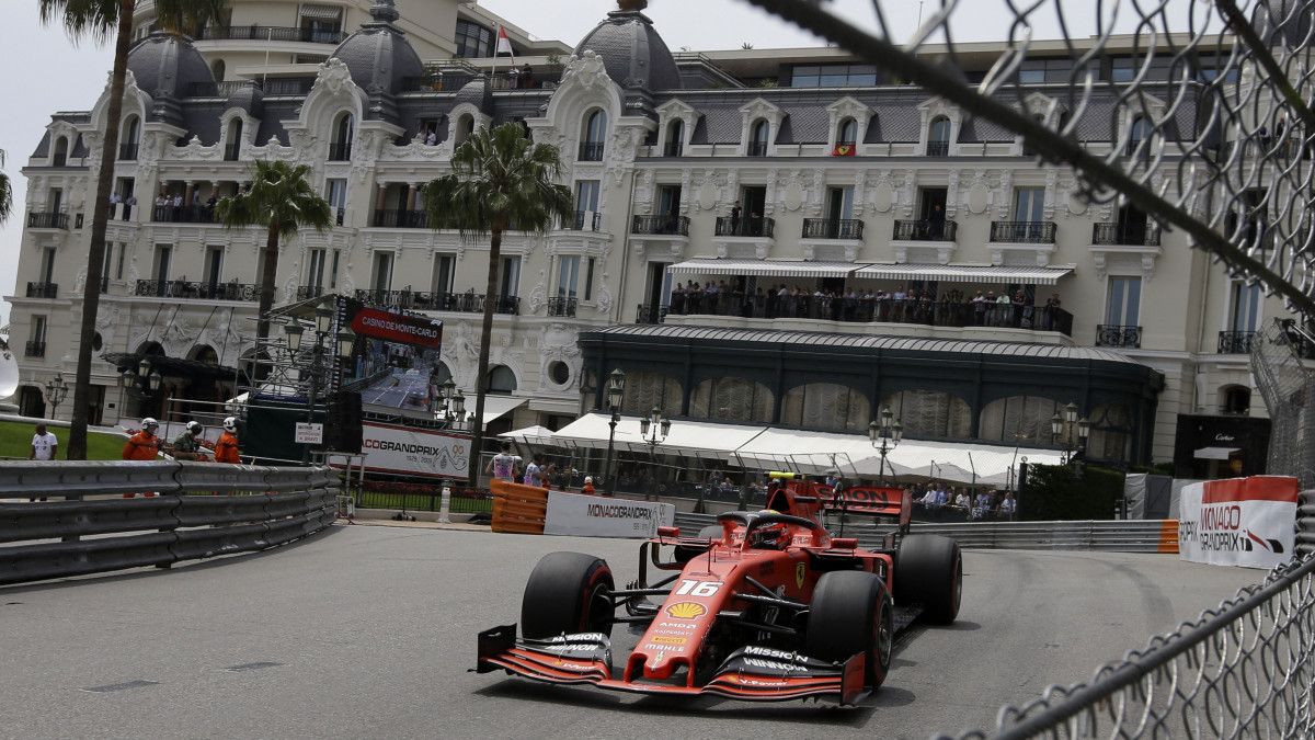 Charles Leclerc, a Ferrari monacói versenyzője a Forma-1-es autós gyorsasági világbajnokság Monacói Nagydíjának harmadik szabadedzésén a monte-carlói utcai pályán 2019. május 25-én. A futamot május 26-án rendezik.