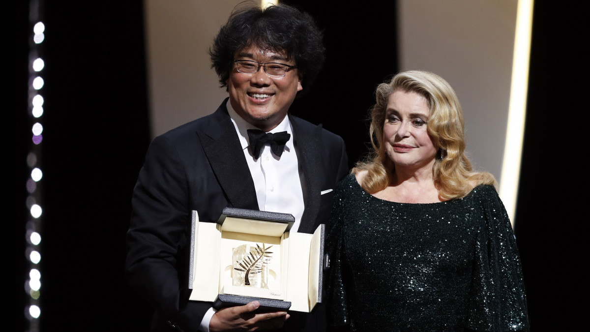 Pong Dzsun Ho dél-koreai rendező, miután átvette a fesztivál fődíját, az Arany Pálmát Catherine Deneuve francia színésznőtől a 72. Cannes-i Nemzetközi Filmfesztivál záróünnepségén 2019. május 25-én. Dzsun Ho a Parasite című alkotásával érdemelte ki az elismerést.