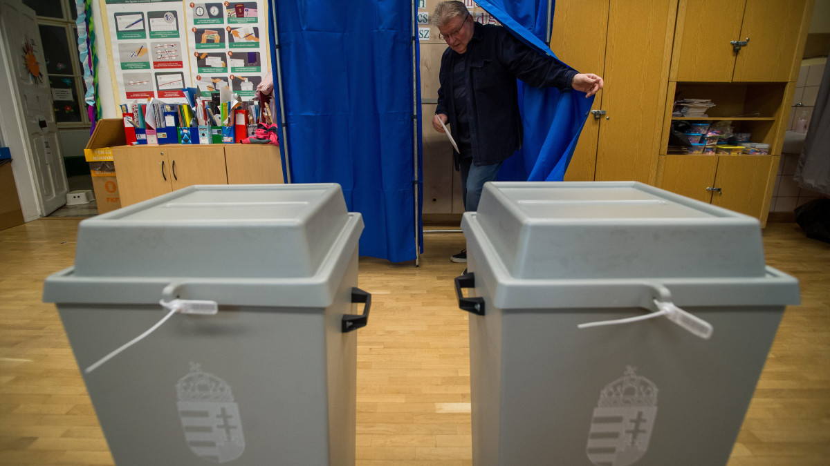 Egy választópolgár leadja szavazatát az európai parlamenti választáson a főváros VII. kerületében egy erzsébetvárosi iskolában kialakított szavazókörben 2019. május 26-án.