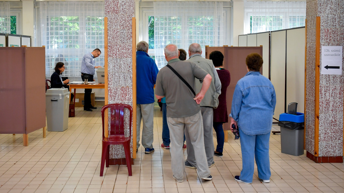 Szavazásra várakozók a debreceni Kazinczy Ferenc Általános Iskolában kialakított szavazókörben az európai parlamenti (EP) választáson 2019. május 26-án. MTI/Czeglédi Zsolt