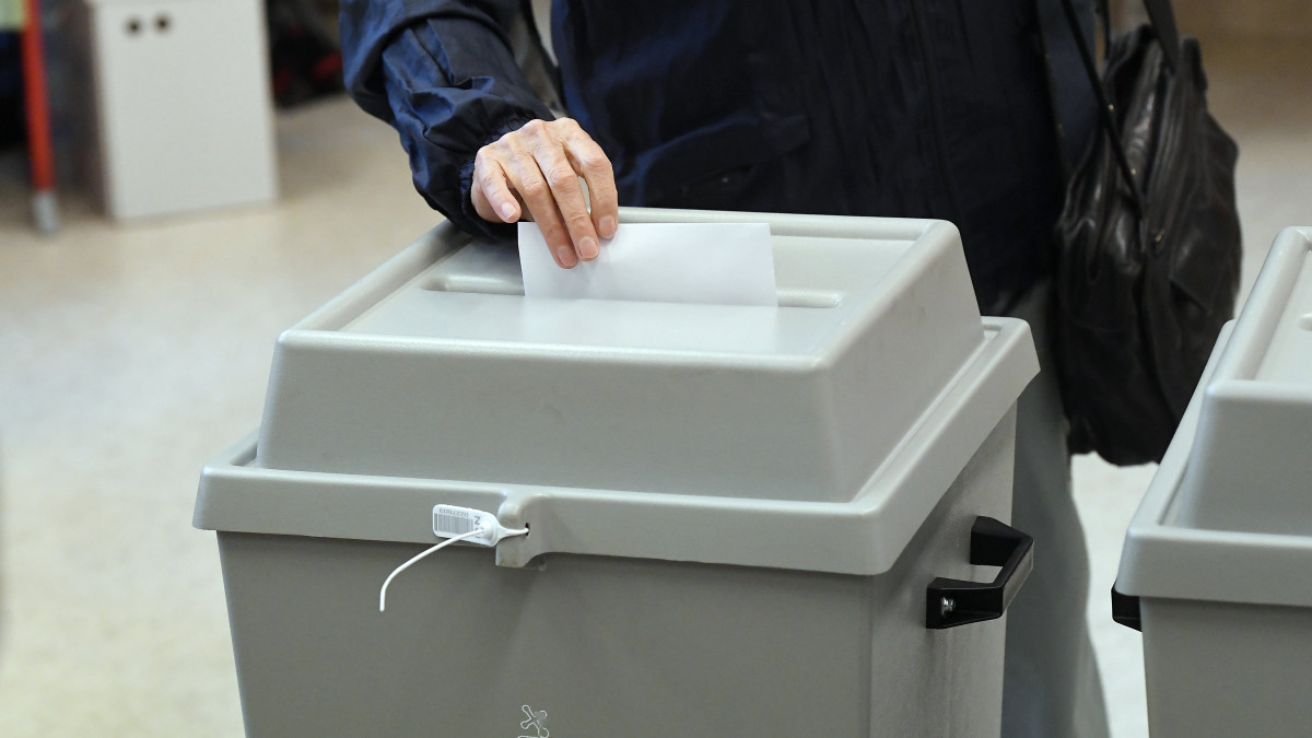 Az első szavazó leadja szavazatát az európai parlamenti választáson a főváros XII. kerületén a Zugligeti Általános Iskolában kialakított 53-as szavazókörben 2019. május 26-án. Ezen a napon reggel 6 órakor megkezdődött a magyarországi EP-választás, amelyen 10 277 szavazókörben valamivel kevesebb mint 7,9 millió választópolgárt várnak este 7 óráig.