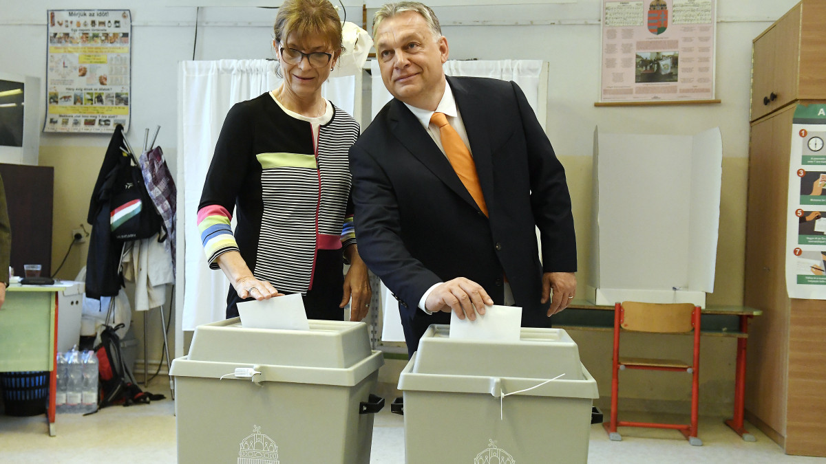 Orbán Viktor miniszterelnök, a Fidesz elnöke felesége, Lévai Anikó társaságában leadja szavazatát az európai parlamenti választáson a XII. kerületi Zugligeti Általános Iskolában kialakított 53. szavazókörben 2019. május 26-án.