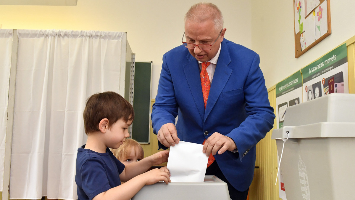 Trócsányi László igazságügyi miniszter, a Fidesz-KDNP EP-listavezetője leadja szavazatát családja körében az európai parlamenti (EP) választáson a XII. kerületi Tamási Áron Általános Iskolában kialakított 36-os szavazókörben 2019. május 26-án.