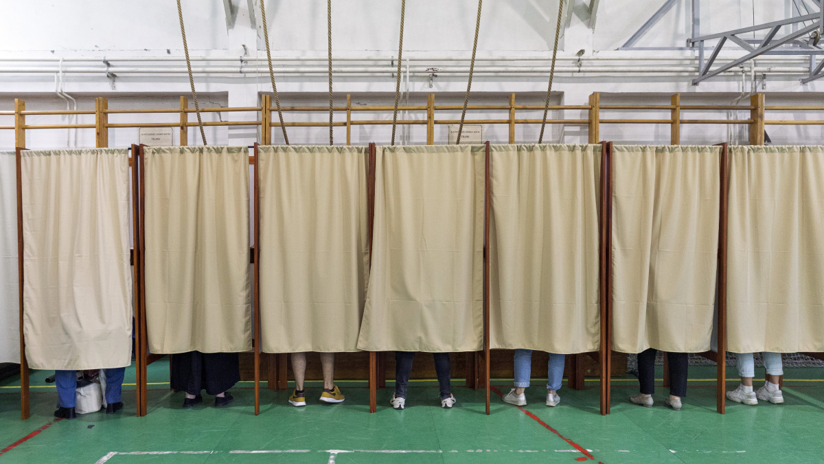 Választók a szavazófülkékben az európai parlamenti (EP) választáson a XI. kerületi Gazdagrét-Csíkihegyek Általános Iskolában kialakított 56-os szavazókörben 2019. május 26-án.