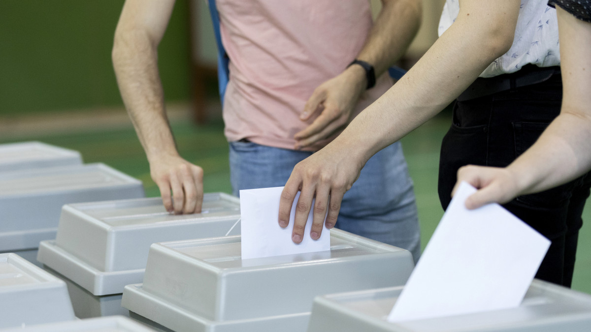 Választók leadják szavazatukat az európai parlamenti (EP) választáson a XI. kerületi Gazdagrét-Csíkihegyek Általános Iskolában kialakított 56-os szavazókörben 2019. május 26-án.