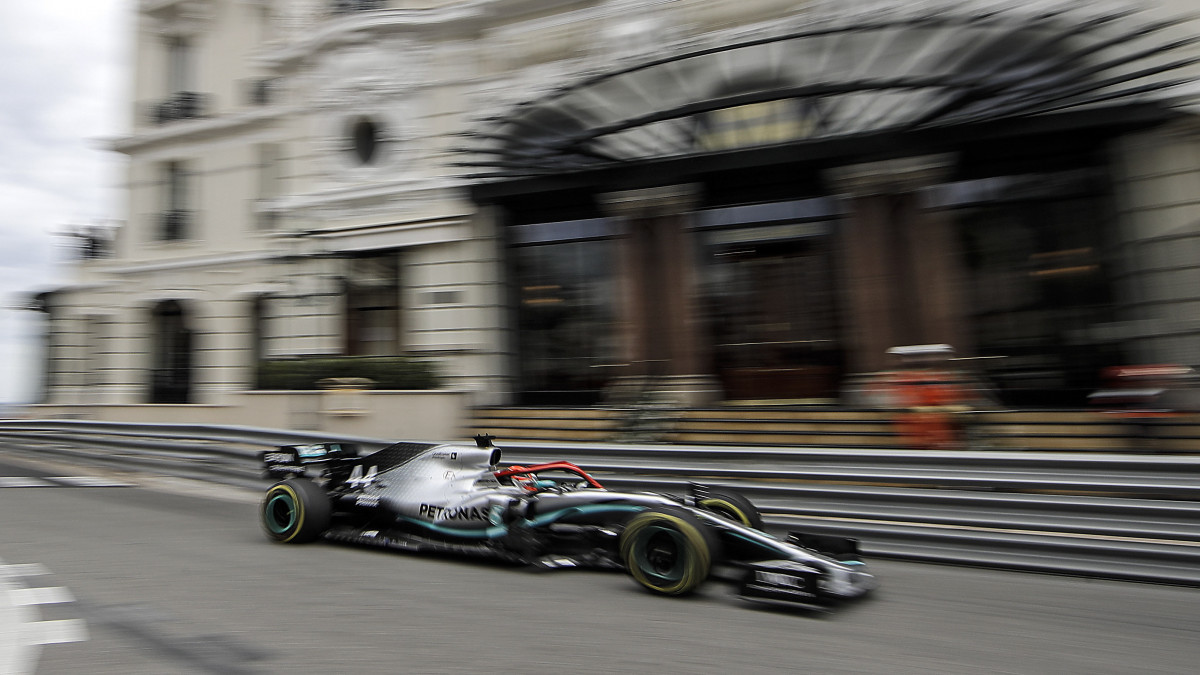 Lewis Hamilton, a Mercedes brit versenyzője a Forma-1-es autós gyorsasági világbajnokság Monacói Nagydíján a monte-carlói utcai pályán 2019. május 26-án.