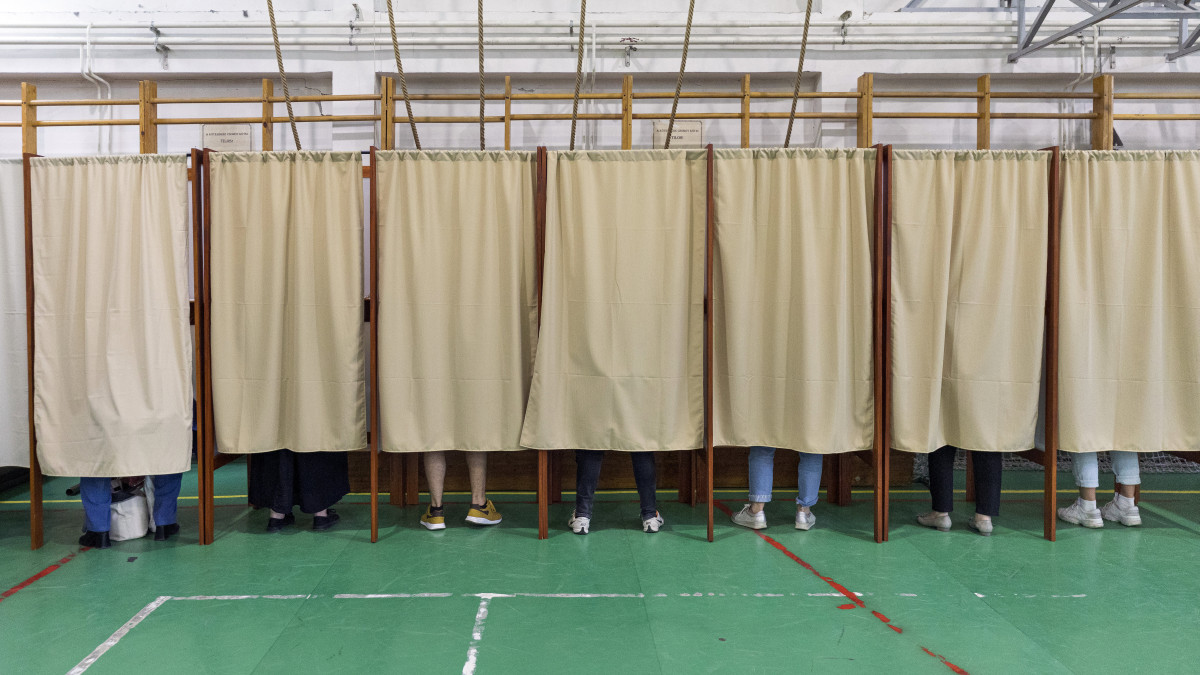 Választók a szavazófülkékben az európai parlamenti (EP) választáson a XI. kerületi Gazdagrét-Csíkihegyek Általános Iskolában kialakított 56-os szavazókörben 2019. május 26-án.