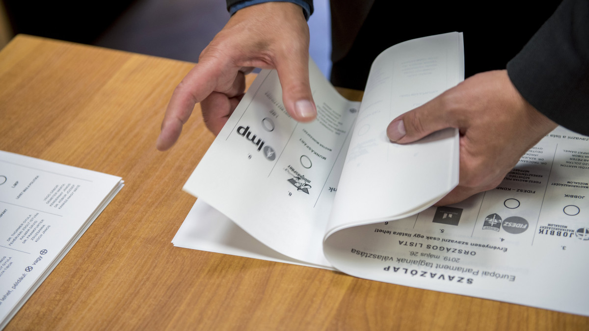 A szavazatszámláló bizottság tagjai a fel nem használt szavazólapokat számolják a szavazóhelyiség bezárása után a pécsi, Kossuth téri polgármesteri hivatalban kialakított szavazóhelyiségben, az EP-választás napján, 2019. május 26-án.
