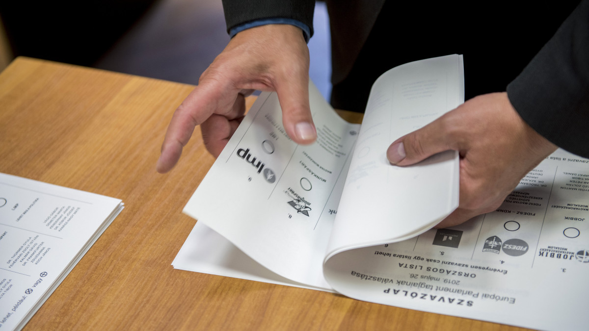 A szavazatszámláló bizottság tagjai a fel nem használt szavazólapokat számolják a szavazóhelyiség bezárása után a pécsi, Kossuth téri polgármesteri hivatalban kialakított szavazóhelyiségben, az EP-választás napján, 2019. május 26-án.