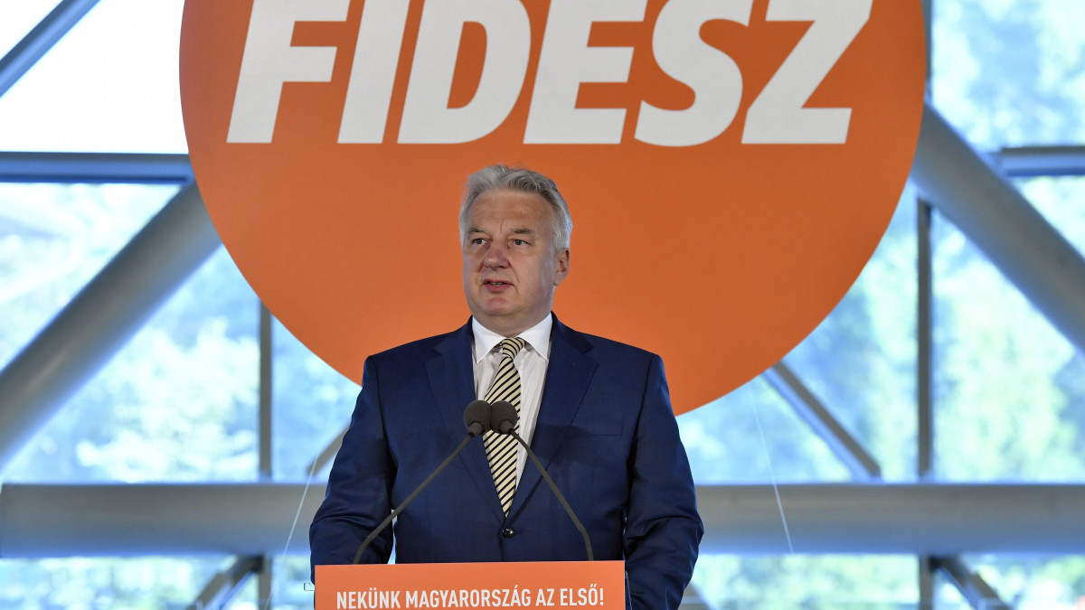 Semjén Zsolt nemzetpolitikáért, egyházügyekért és nemzetiségekért felelős miniszterelnök-helyettes beszél a Fidesz eredményváró rendezvényén tartott sajtótájékoztatón a Bálna Budapest rendezvényközpontban 2019. május 26-án.