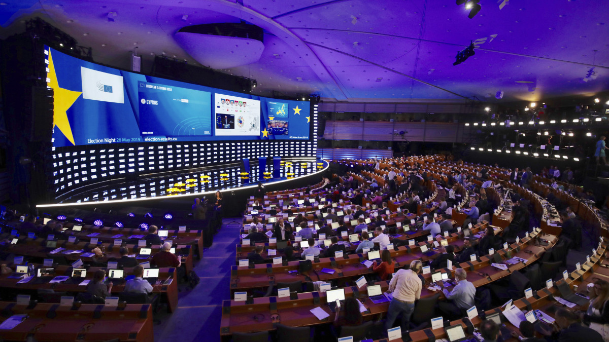 Az Európai Parlament brüsszeli ülésterme hatalmas sajtóközpontként és tévéstúdióként működik 2019. május 26-án, az európai parlamenti választásokon. Az újságírók itt kaphatnak friss tájékoztatást a tagállamok választási eredményeiről a végső urnazárás után.