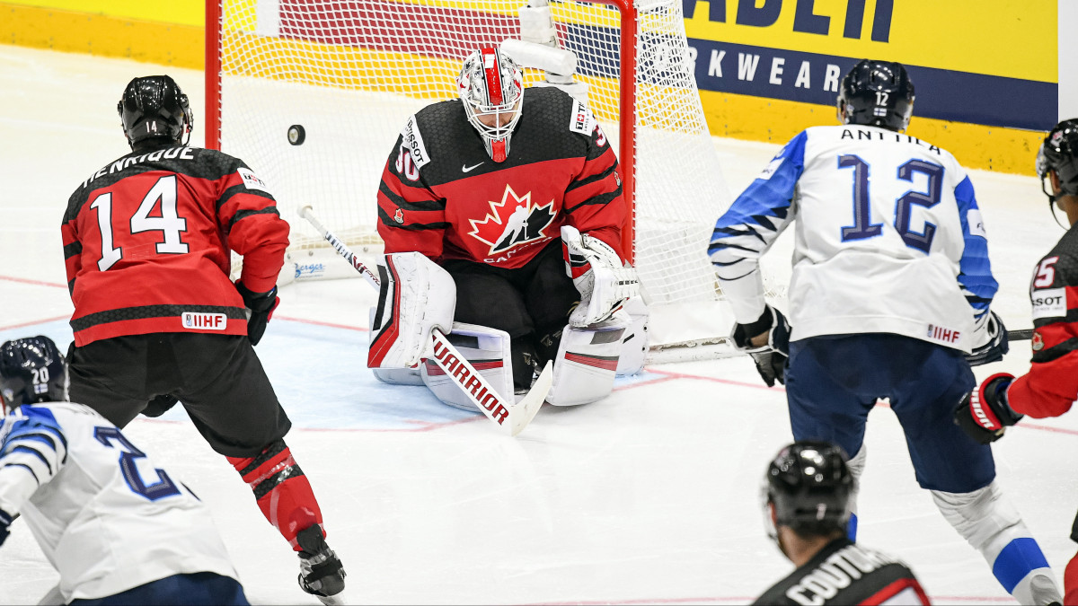 A finn Marko Anttila (12) gólt üt Matt Murray kanadai kapusnak a szlovákiai jégkorong-világbajnokság döntőjében a pozsonyi Ondrej Nepela Arénában 2019. május 26-án.